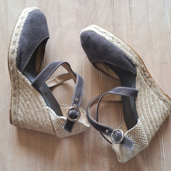 Bettye Muller Wedged Espadrille Canvas Cross Straps Boho Heel Sandals - Picture 1 of 10